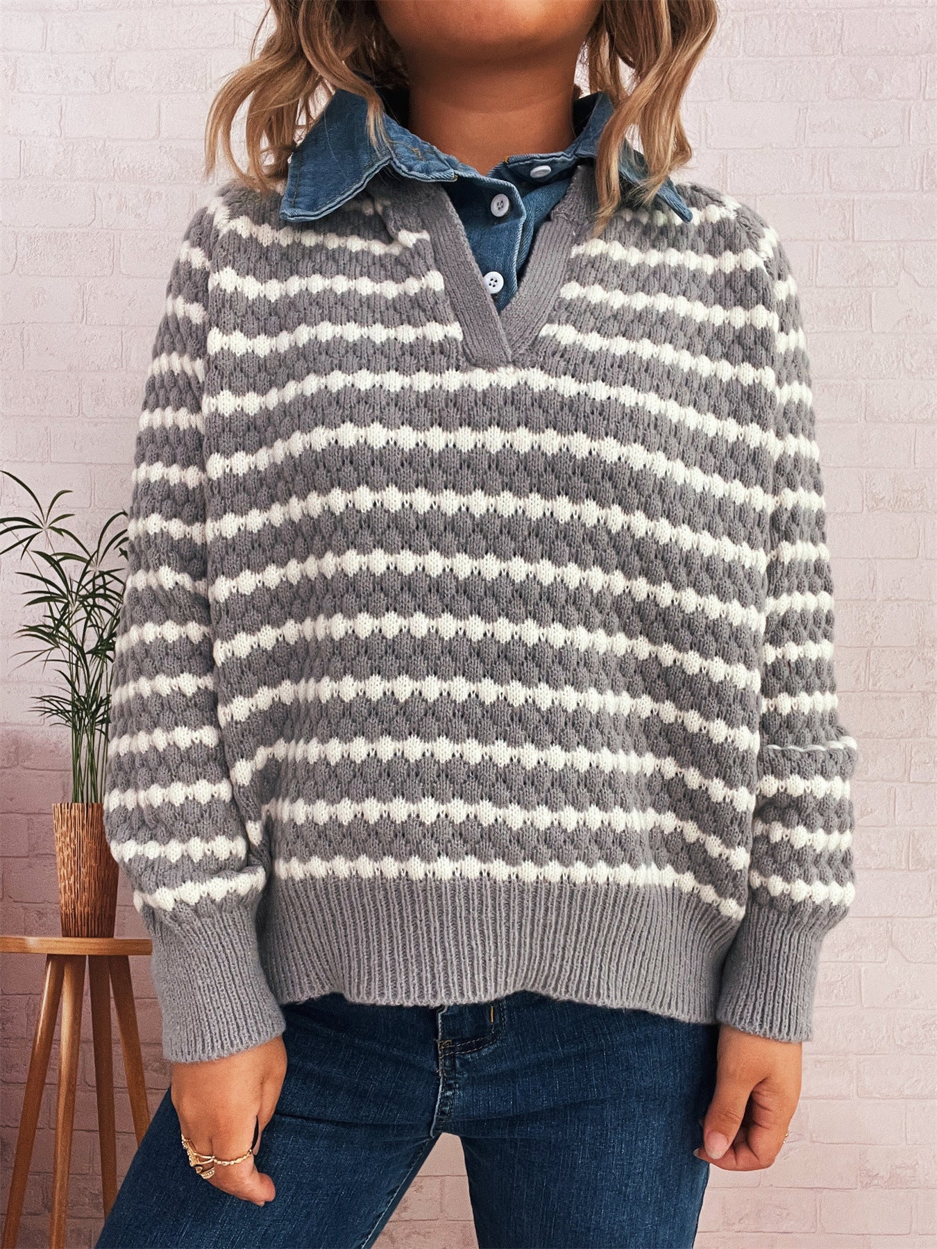 Pull en tricot pour femme avec un décolleté en V profond et un motif rayé marqué Chic und Stil