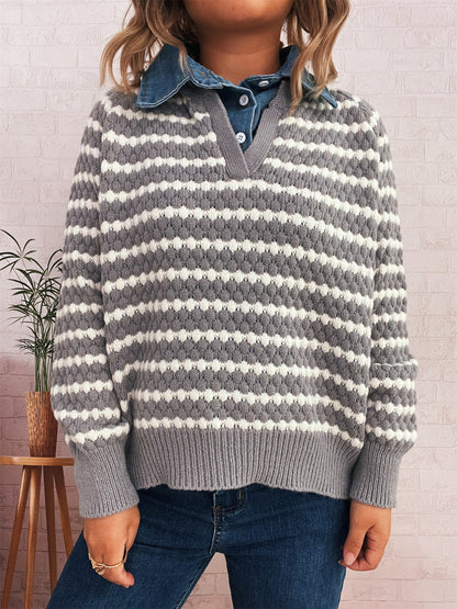 Pull en tricot pour femme avec un décolleté en V profond et un motif rayé marqué Chic und Stil