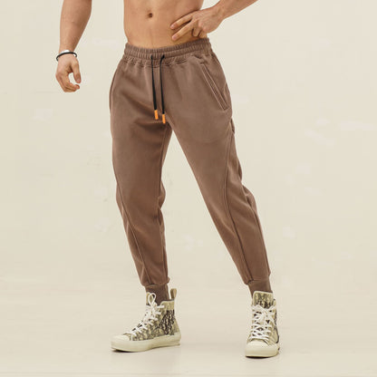 Sporty jogger pants for men with elastic waistband and stylish contrasting stripes Chic und Stil