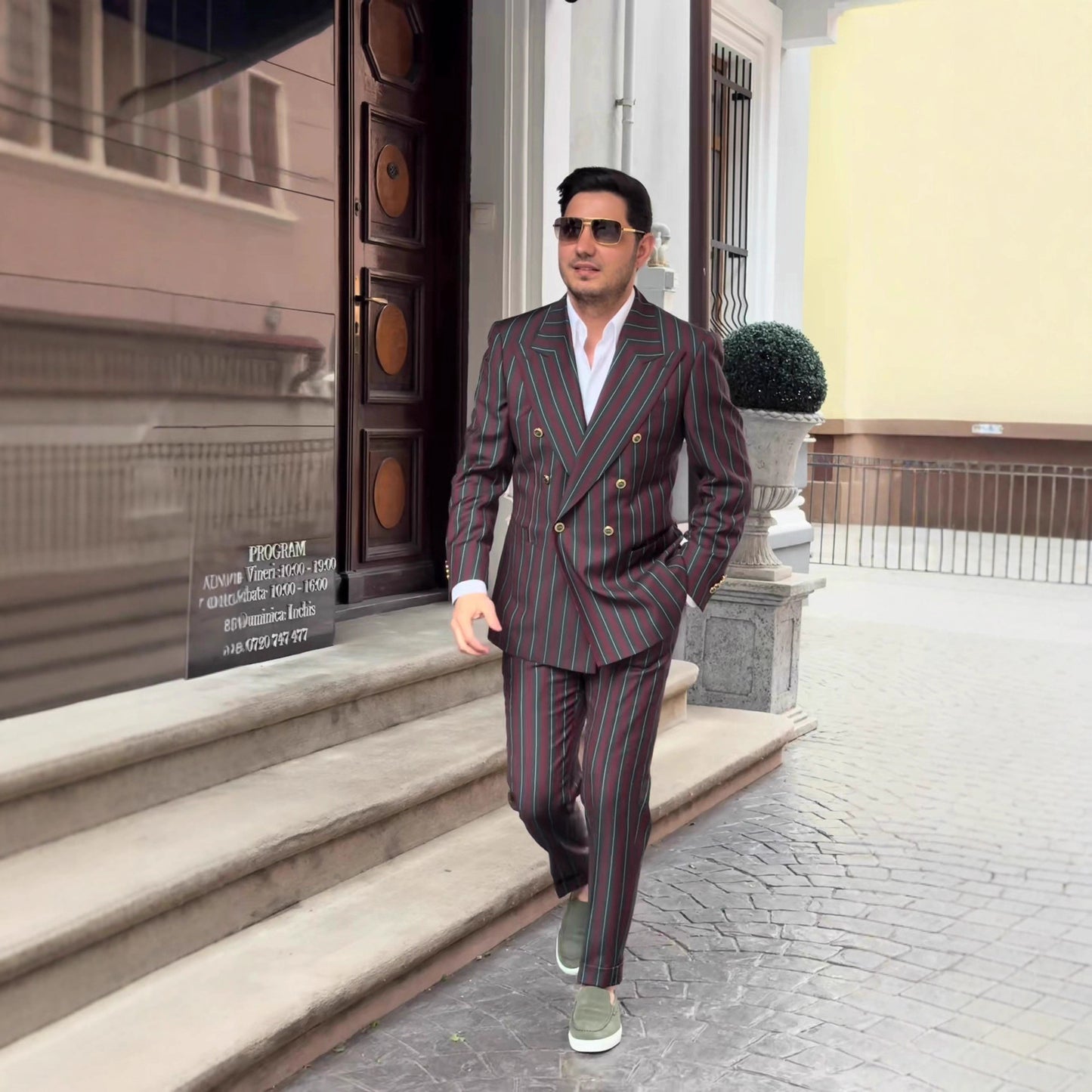 Costume élégant pour hommes avec double boutonnière et rayures à la mode Chic und Stil