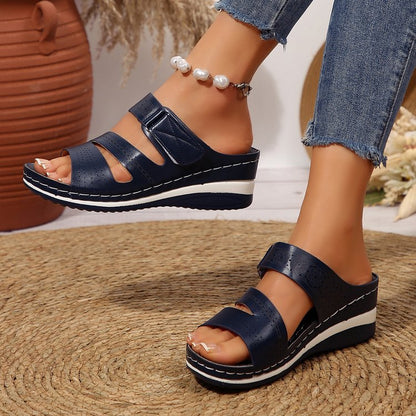 Sandales à talons compensés confortables pour femmes avec sangle réglable et structure de surface respirante Chic und Stil