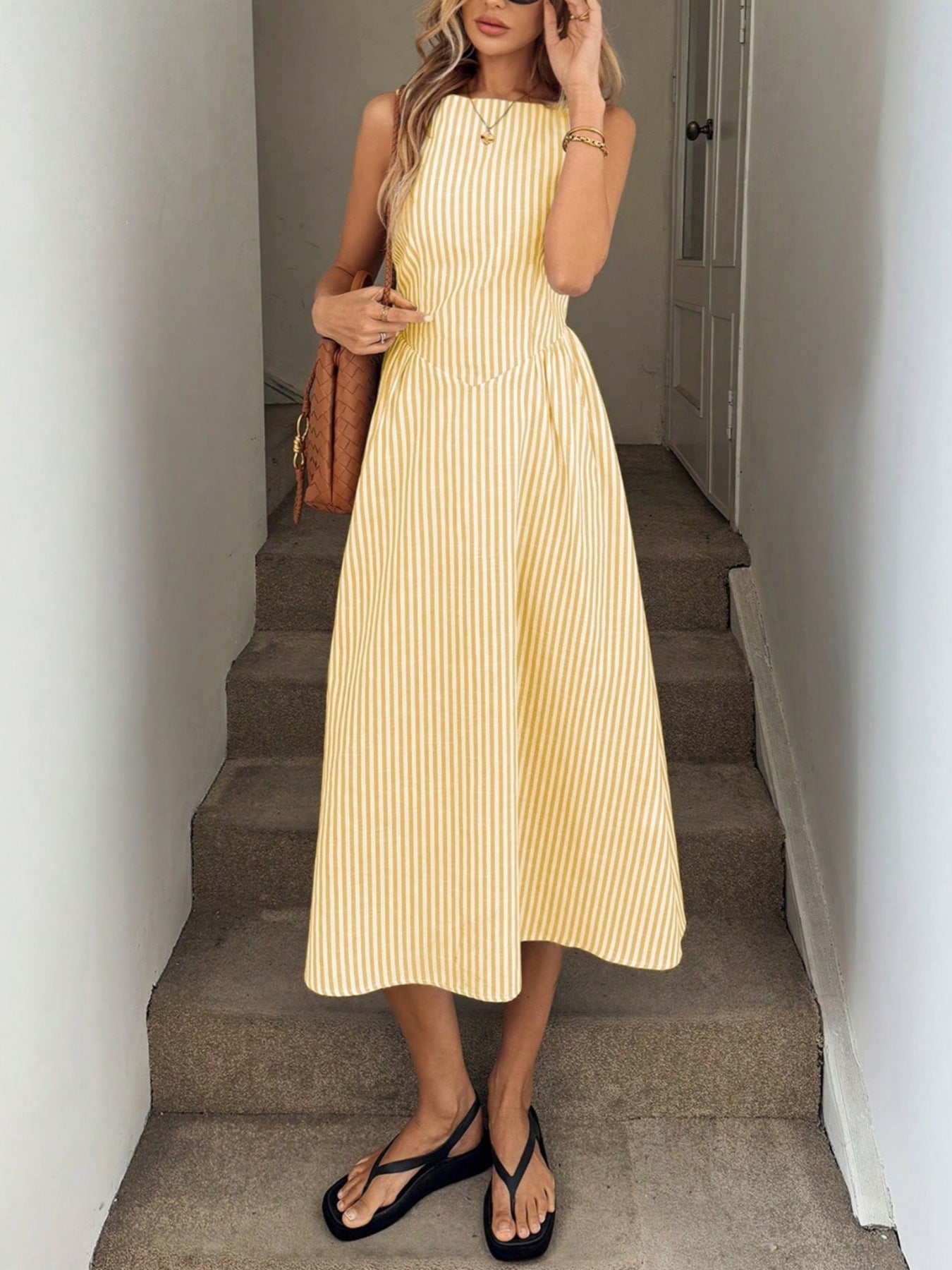 Robe midi femme avec des rayures fines et une silhouette cintrée Chic und Stil