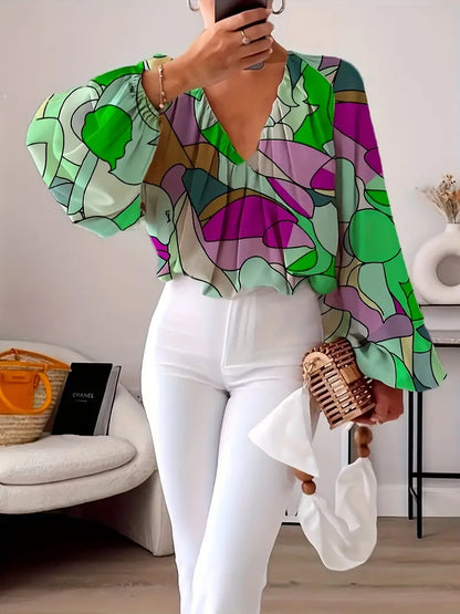 Blouse pour femmes avec décolleté en V et design graphique à la mode Chic und Stil