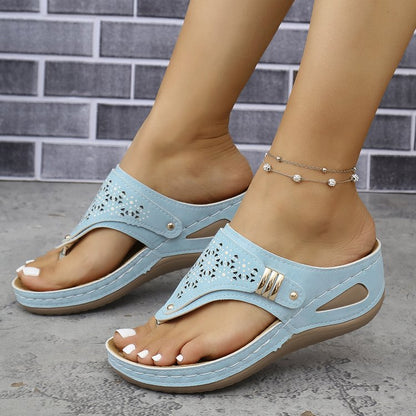 Sandales tongs confortables pour dames avec un look aéré en motif perforé Chic und Stil