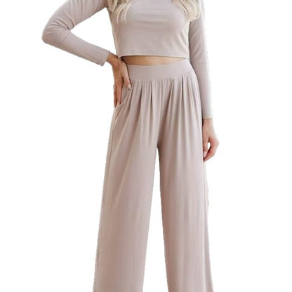Women's loungewear set with a crop top and wide pants Chic und Stil