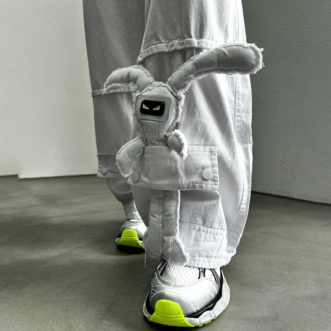 Wide cargo pants for women with innovative applications Chic und Stil