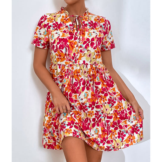 Robe courte à fleurs pour dames avec des détails en dentelle et une silhouette cintrée Chic und Stil