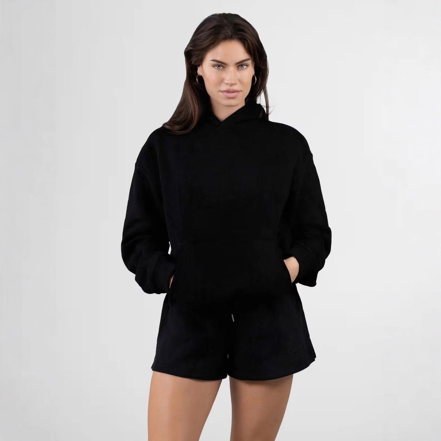 Dames ensemble confortable à capuche et short Chic und Stil