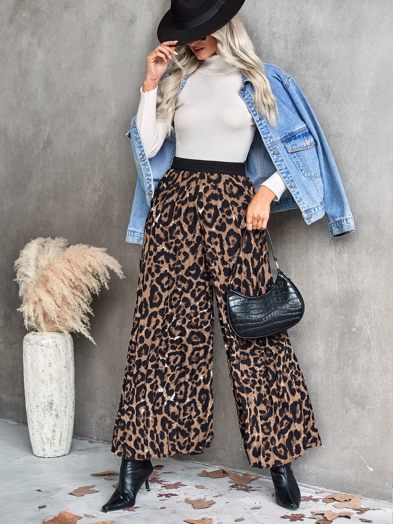 Wide leopard pants for women with elastic waistband and elegant cut Chic und Stil
