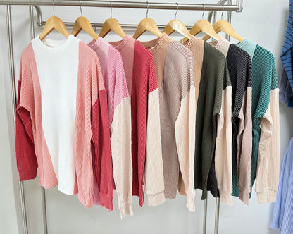 Pull oversized pour femmes avec design en rib côtelé texturé et accents modernes en coloris bloqués Chic und Stil