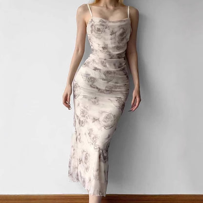 Robe maxi ajustée pour femmes avec des volants raffinés et un motif floral Chic und Stil