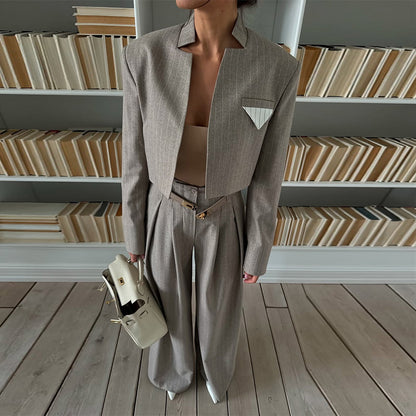 Trendy cropped blazer set for women with wide pants Chic und Stil