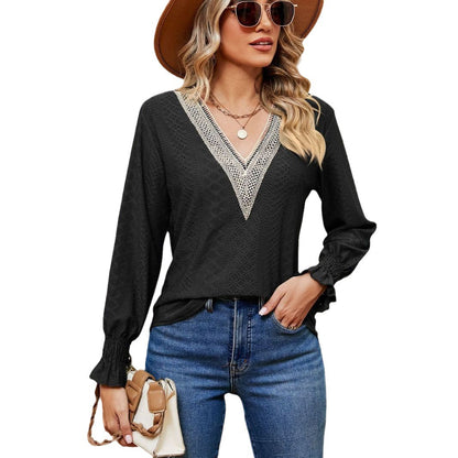 Chemisier pour dames avec des broderies aérées et décolleté en V Chic und Stil