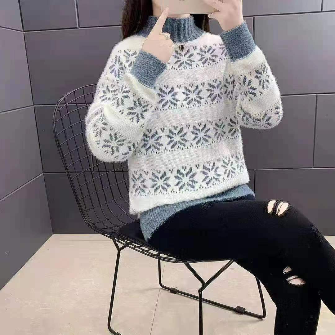 Pull en tricot pour femmes avec un motif moderne de flocons de neige et col montant Chic und Stil