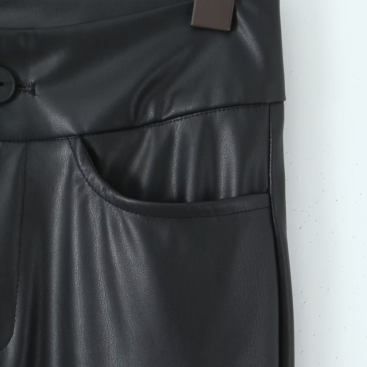 Synthetic leather slim fit pants for women with practical pockets Chic and Style