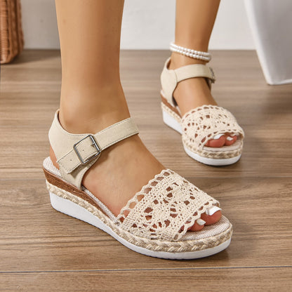 Sandales compensées à brides en crochet Chic und Stil pour femmes