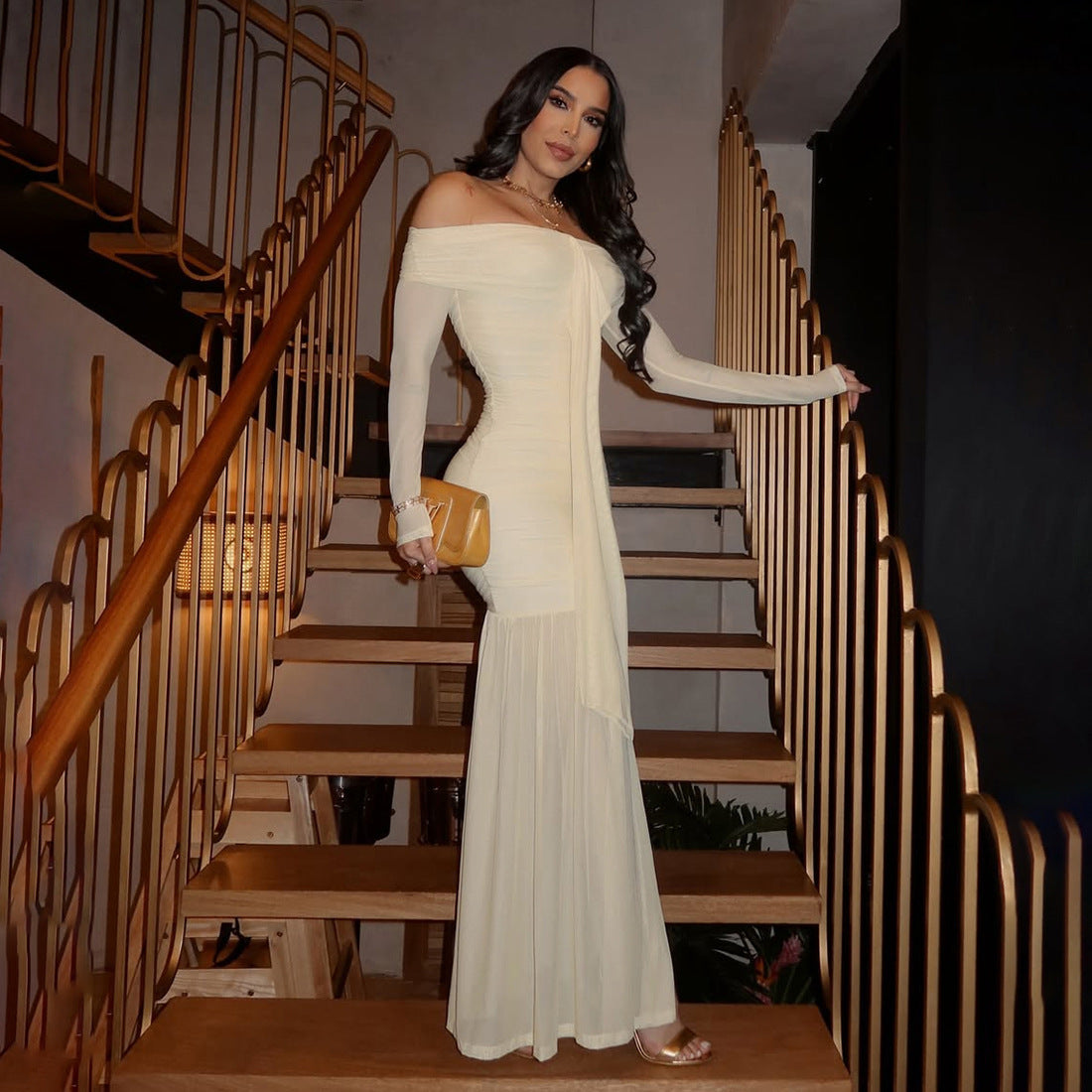 Robe maxi élégante pour femme avec design décolleté et drapés raffinés Chic und Stil