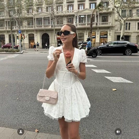 Robe d'été femme avec délicate broderie et jupe volumineuse Chic und Stil