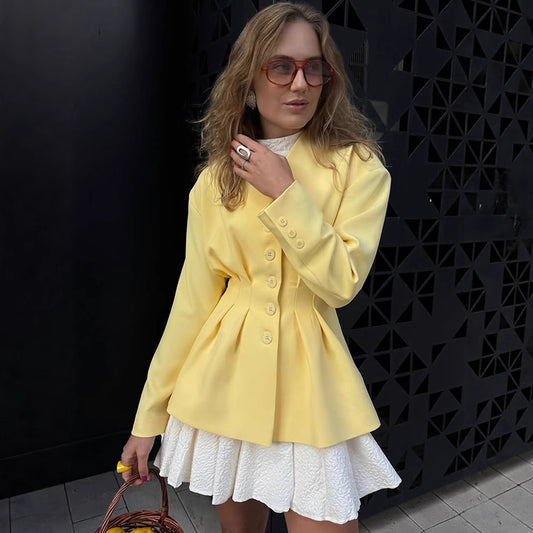 Blazer pour femmes avec une coupe cintrée et des détails de bouton élégants Chic und Stil