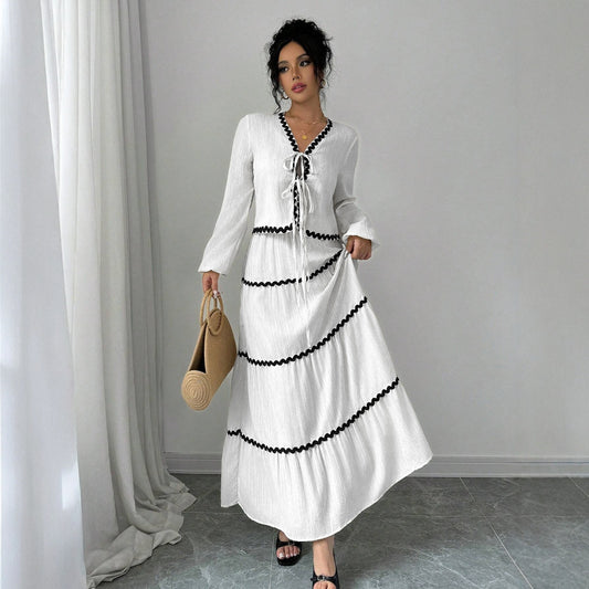 Robe maxi pour femmes avec des fronces élégantes et un biais contrastant Chic und Stil