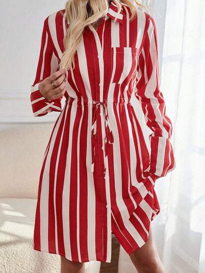 Robe chemise pour femmes avec cordon ajustable à la taille et design rayé Chic und Stil