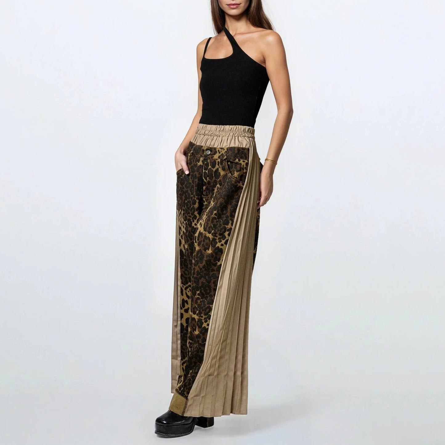 Wide leg pants for women with leopard print and elastic waistband Chic und Stil
