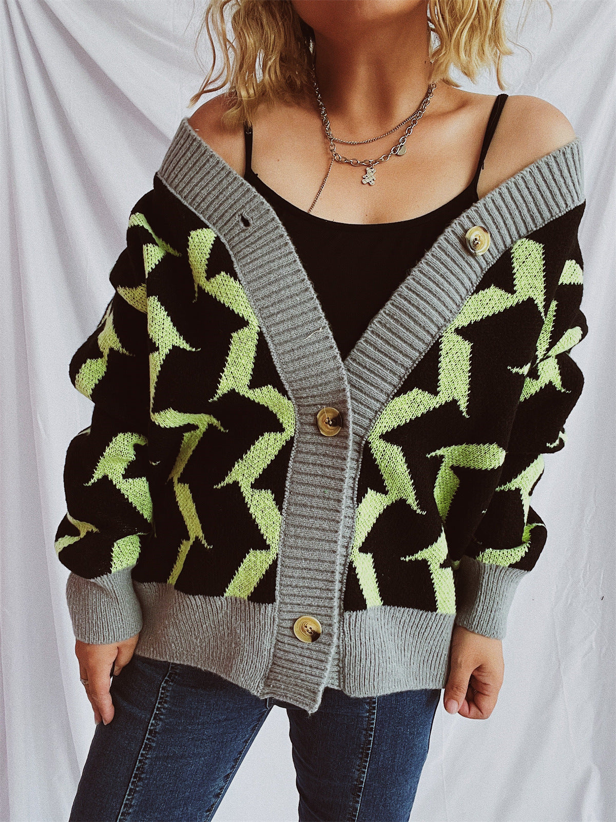 Dames gros tricot cardigan avec motif graphique et détails de boutons de haute qualité Chic und Stil