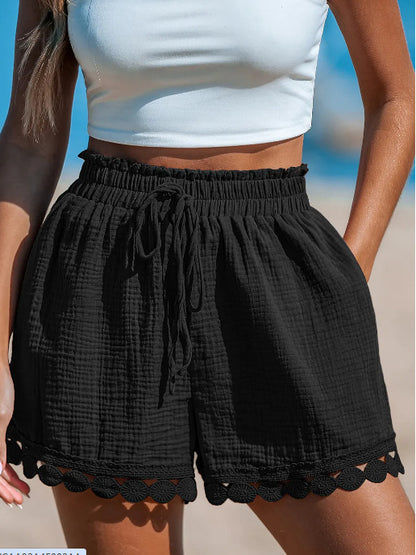 Shorts pour femmes Relaxed Fit en mélange de matériaux avec ourlet ondulé Chic und Stil