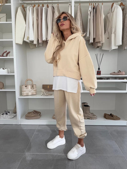 Casual women's jogger set with oversized hoodie, elastic waistband, and wide pants Chic und Stil