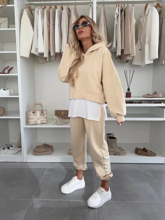 Casual women's jogger set with oversized hoodie, elastic waistband, and wide pants Chic und Stil