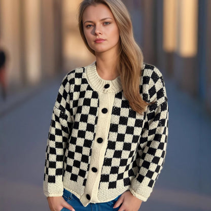 Dame pull en tricot épais avec un motif à carreaux moderne et des détails de bouton pratiques Chic und Stil