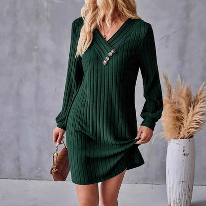 Robe tube pour femmes avec un élégant décolleté en V et des boutons décoratifs Chic und Stil