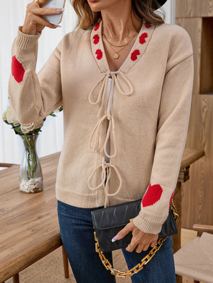 Veste en tricot pour femmes avec des motifs de cœur romantiques et un look lacé Chic und Stil