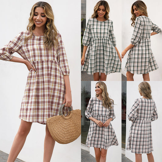 Robe pour femmes avec un look à carreaux et un design cintré Chic und Stil