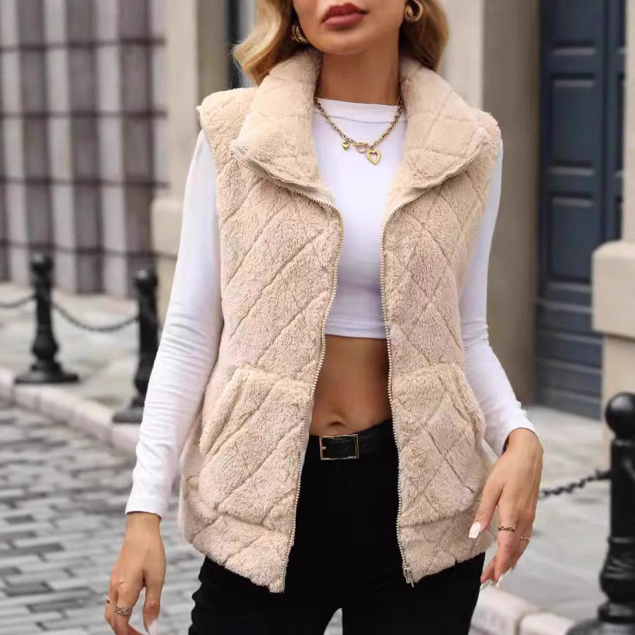 Cozy quilted fleece vest for women with hood and practical pockets Chic and Style