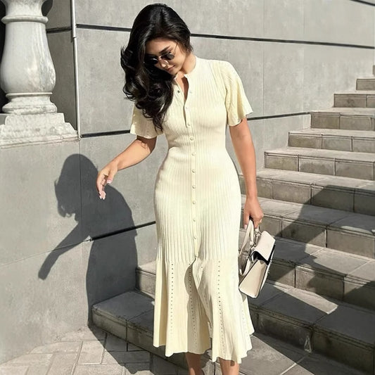 Robe midi femme avec un élégant ourlet à volants et un fin détail de boutons Chic und Stil