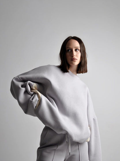 Women's oversized casual sweatshirt with raised collar and comfortable cargo pants Chic and Style