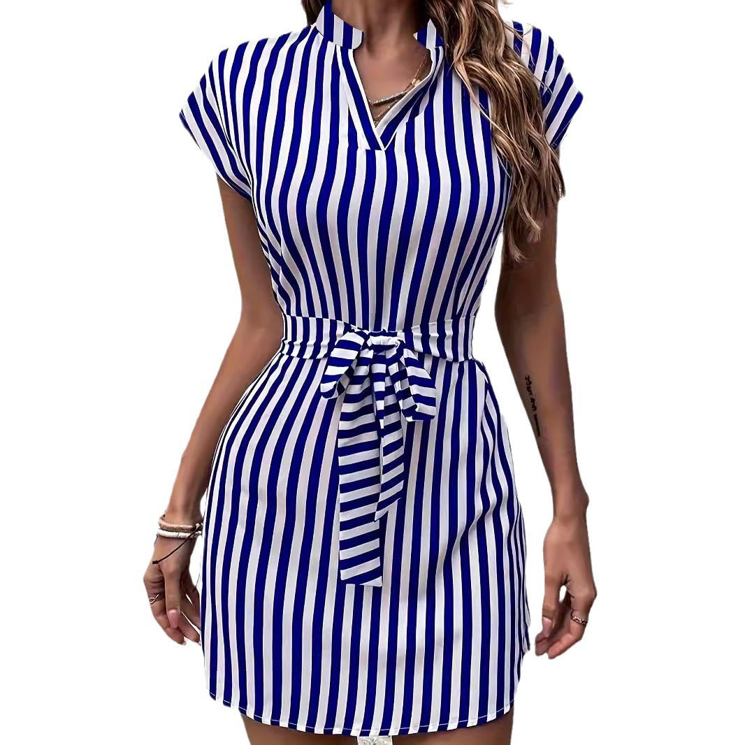 Robe courte à manches courtes tendance pour femmes avec une fine ceinture à la taille et un motif rayé à la mode Chic und Stil