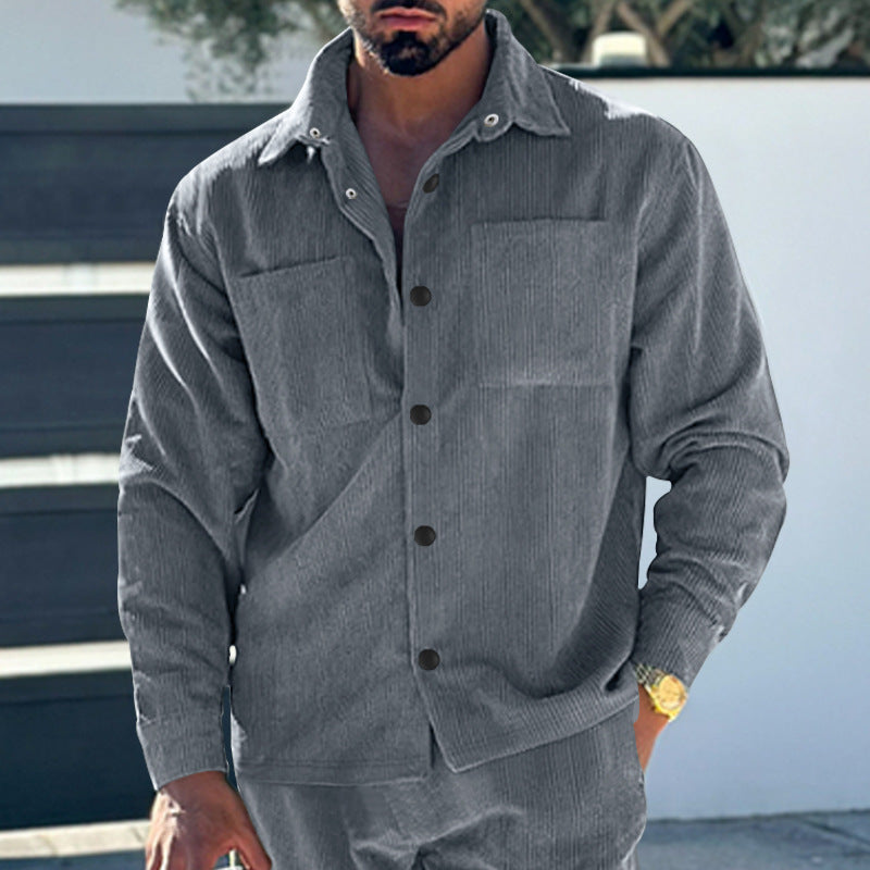 Chemise en velours côtelé pour hommes avec boutons-pression modernes et poches poitrine pratiques Chic und Stil