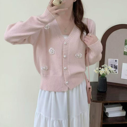 Dames gilet douillet en tricot avec broderie de fleurs et boutons en perles Chic und Stil