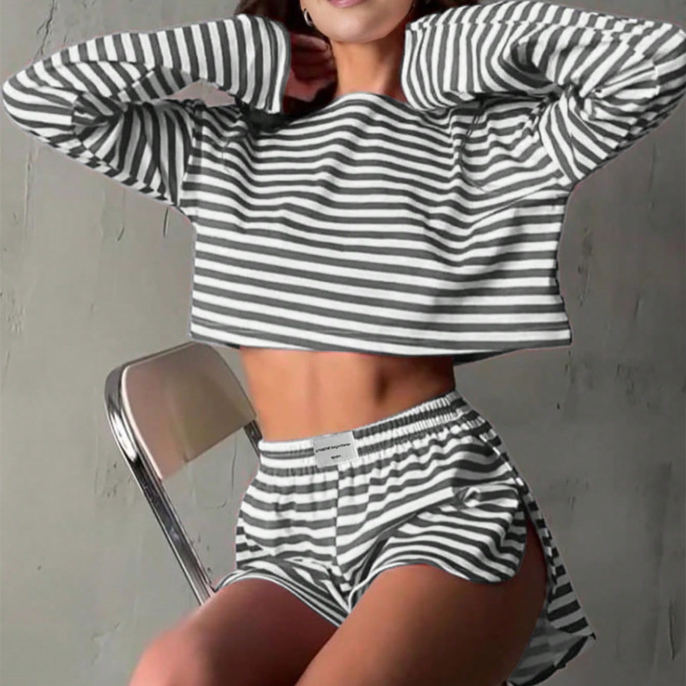 Ensemble décontracté rayé pour femmes avec top court et shorts Chic und Stil