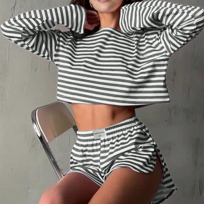 Ensemble décontracté rayé pour femmes avec top court et shorts Chic und Stil