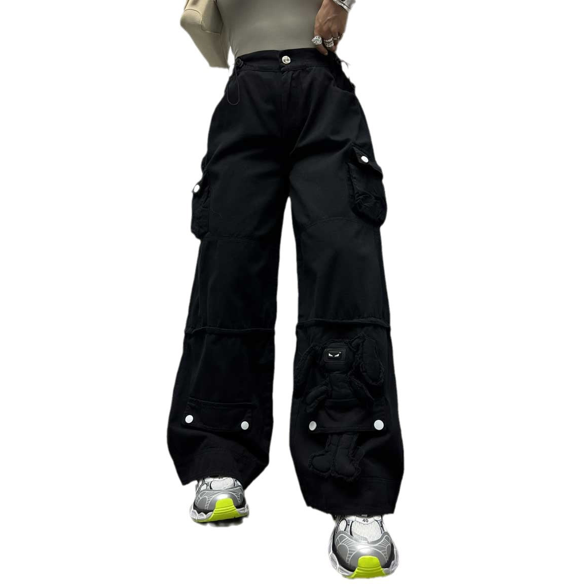 Wide cargo pants for women with innovative applications Chic und Stil
