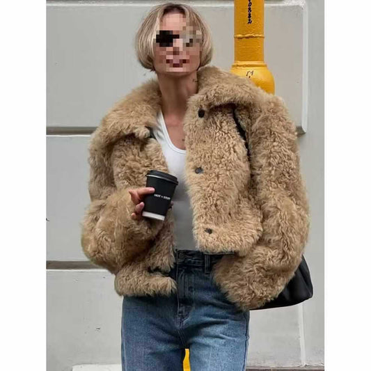 Dames fausse fourrure veste au design décontracté avec de grands boutons Chic und Stil