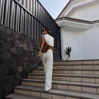 Wide palazzo pants for women with an elegant pleat treatment at the waist Chic und Stil