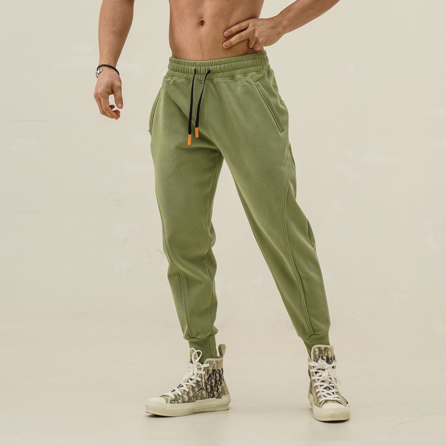 Men's sports pants with elastic waistband and side zip pockets Chic and Style