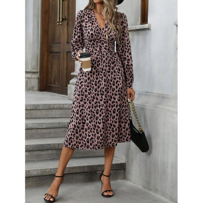 Robe portefeuille pour femmes avec un imprimé léopard moderne et des manches longues Chic und Stil