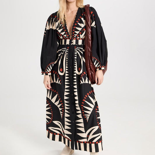 Robe maxi pour femmes avec un motif géométrique original et une élégante patte de boutonnage Chic und Stil