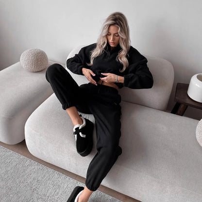 Fleece sweatshirt and jogger pants set for women with high collar and zip Chic und Stil