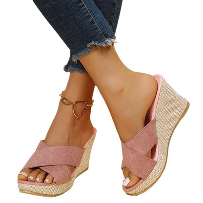 Sandales compensées pour femmes avec une élégante bande croisée et un coussin de pied léger Chic und Stil
